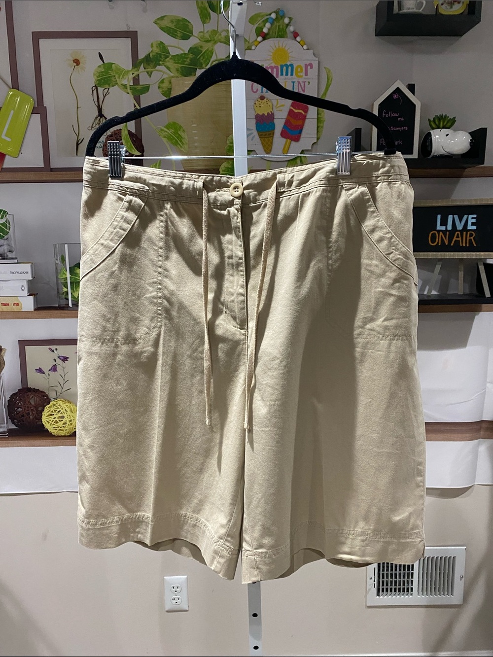 Karen Scott Beige Elastic Waist Shorts size 16. Waist 18 rise 12 length 10